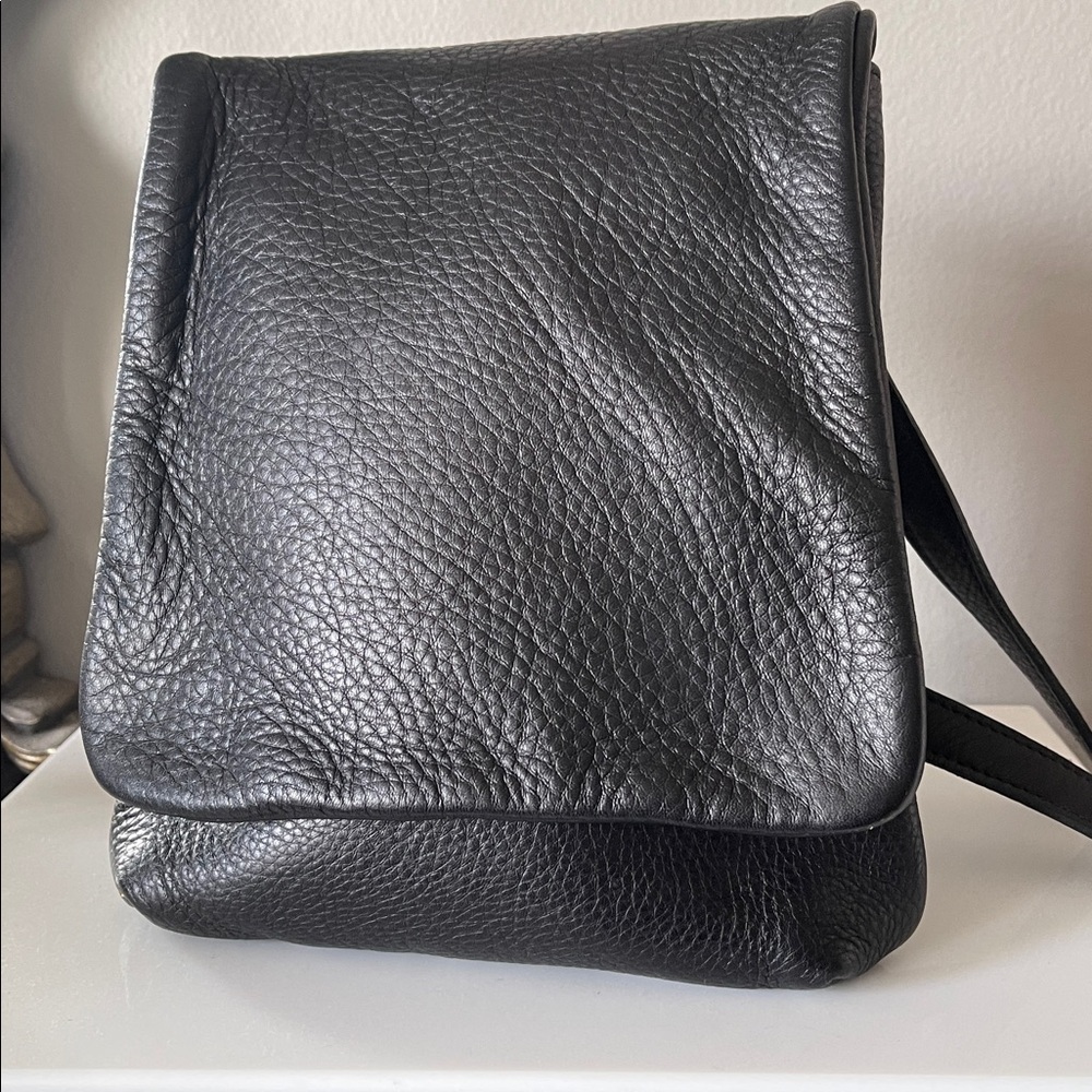 ROOTS crossbody black pebble leather vertical flap bag - pristine